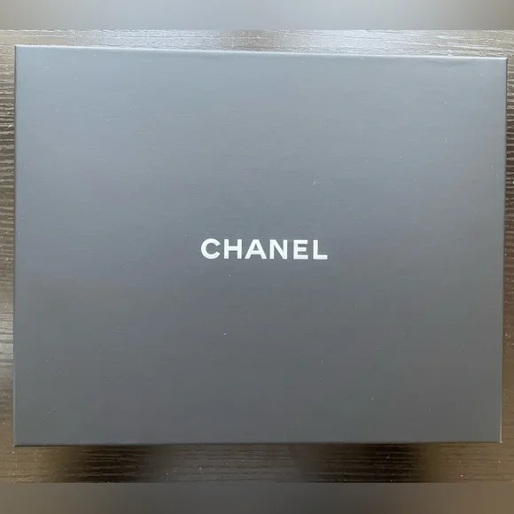 New Chanel Long Gold-tone Necklace with Resine Beads - Picture 3 of 17